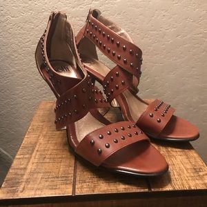 Sofft Leather Studded Sz 9 Pumps! 👑